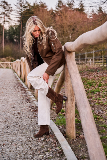 Warm Tones. Bold steps.